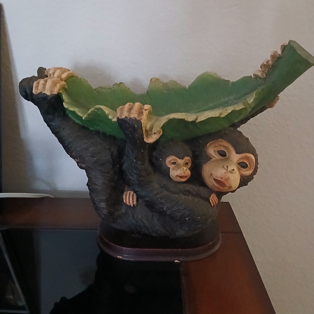 Charming Monkey Leaf Art Sculpture